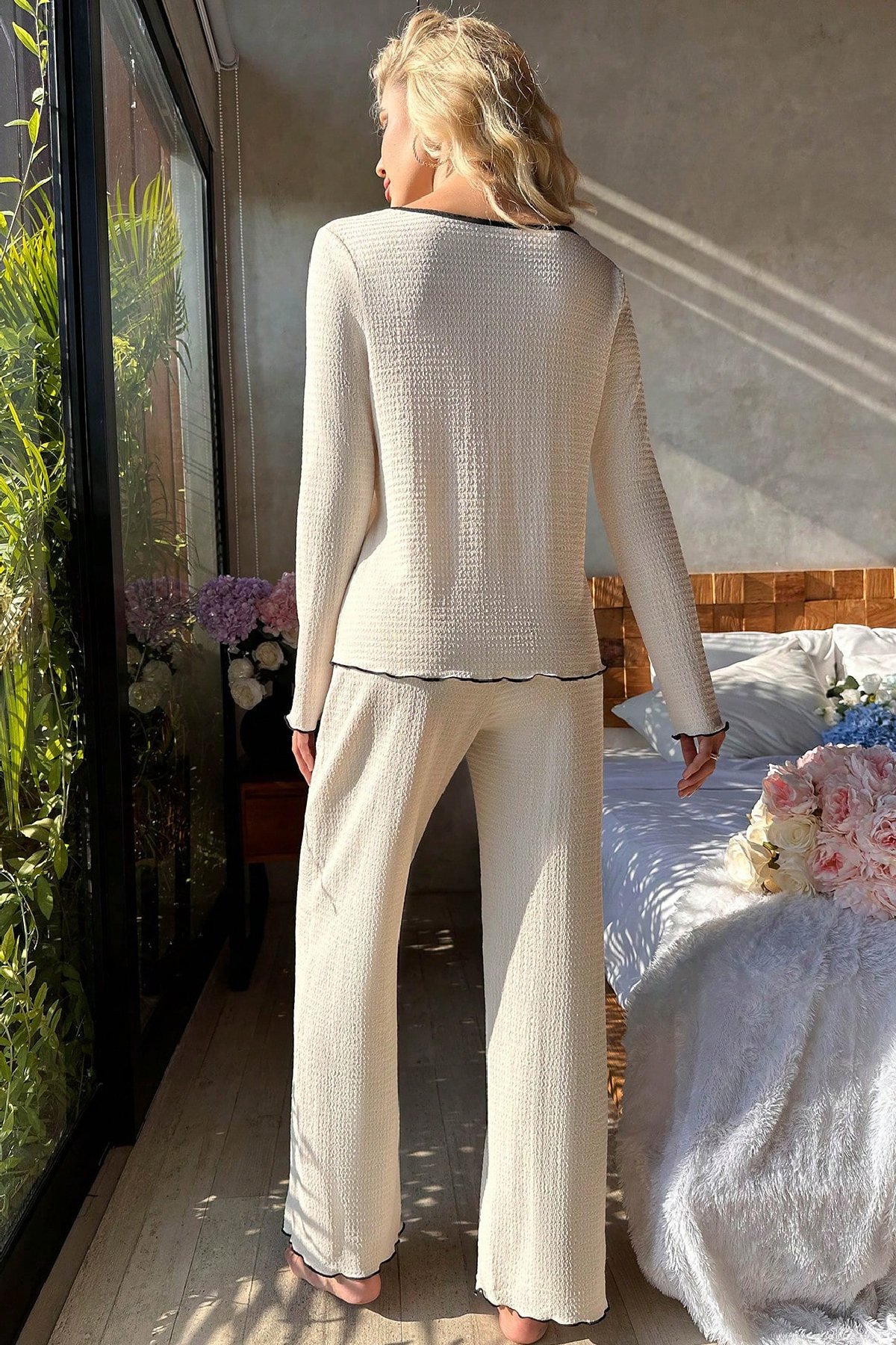 Kadın Beyaz Örme Kumaş V Yaka Düğmeli Rahat Şık Pijama Takımı — görsel 2
