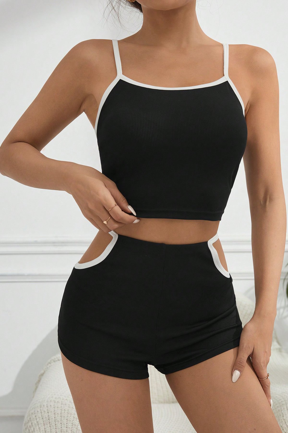 Kadın Siyah Beyaz Şortlu Cut-Out Detaylı Gecelik Takımı — görsel 5