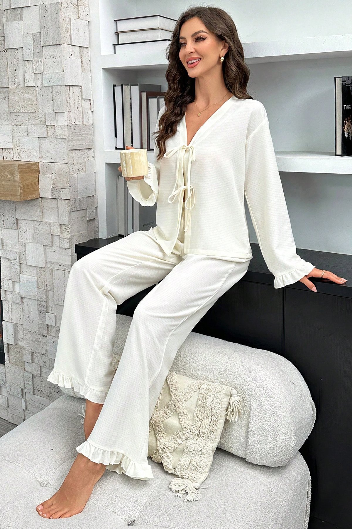 Kadın Beyaz Önden Bağlamalı Kolu ve Paçası Fırfır Detaylı Uzun Kollu Pijama Takımı — görsel 3