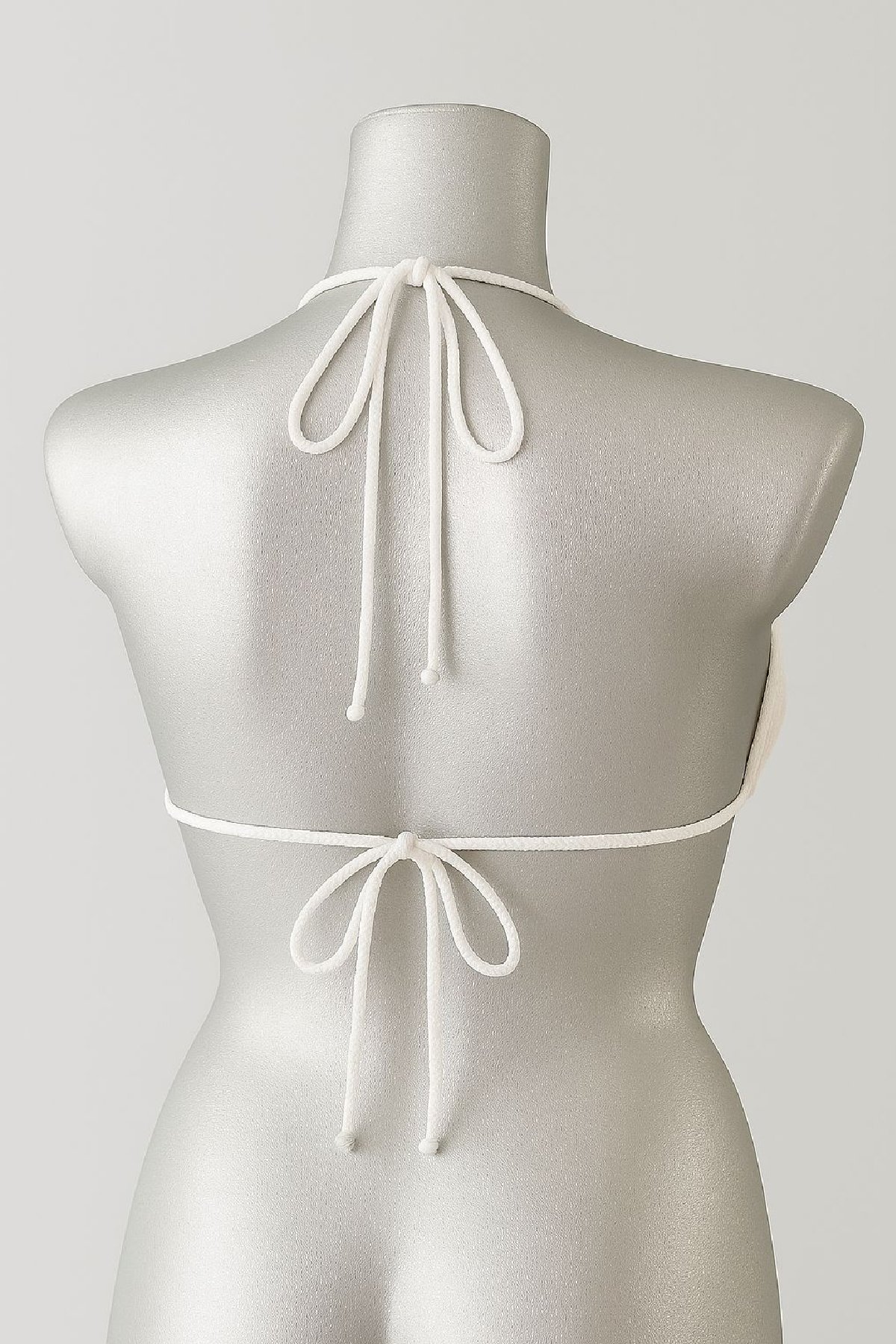 Kadın Beyaz Pedli Üçgen Bikini Üstü Halter Bağlamalı Aksesuarlı — görsel 4