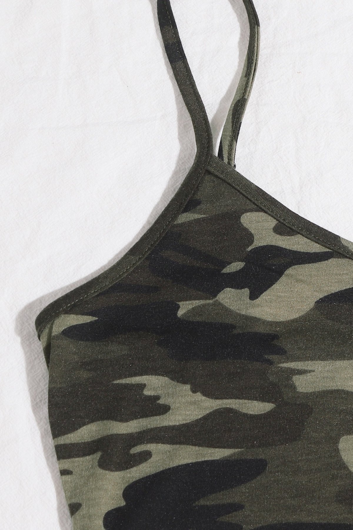 Kadın Kamuflaj Desenli Askılı Crop Top ve Şortlu Gecelik Takım — görsel 4