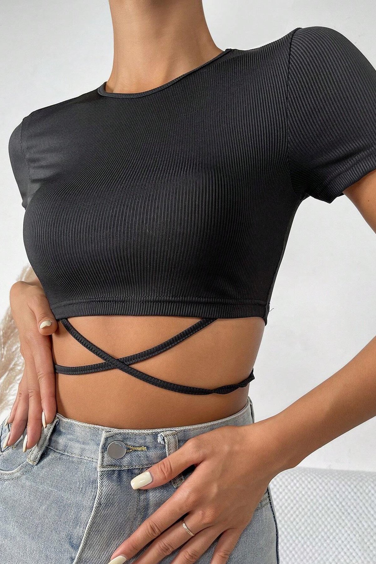 Kadın Siyah Yarım Kol Çapraz Bağlamalı Crop Top Bluz — görsel 3
