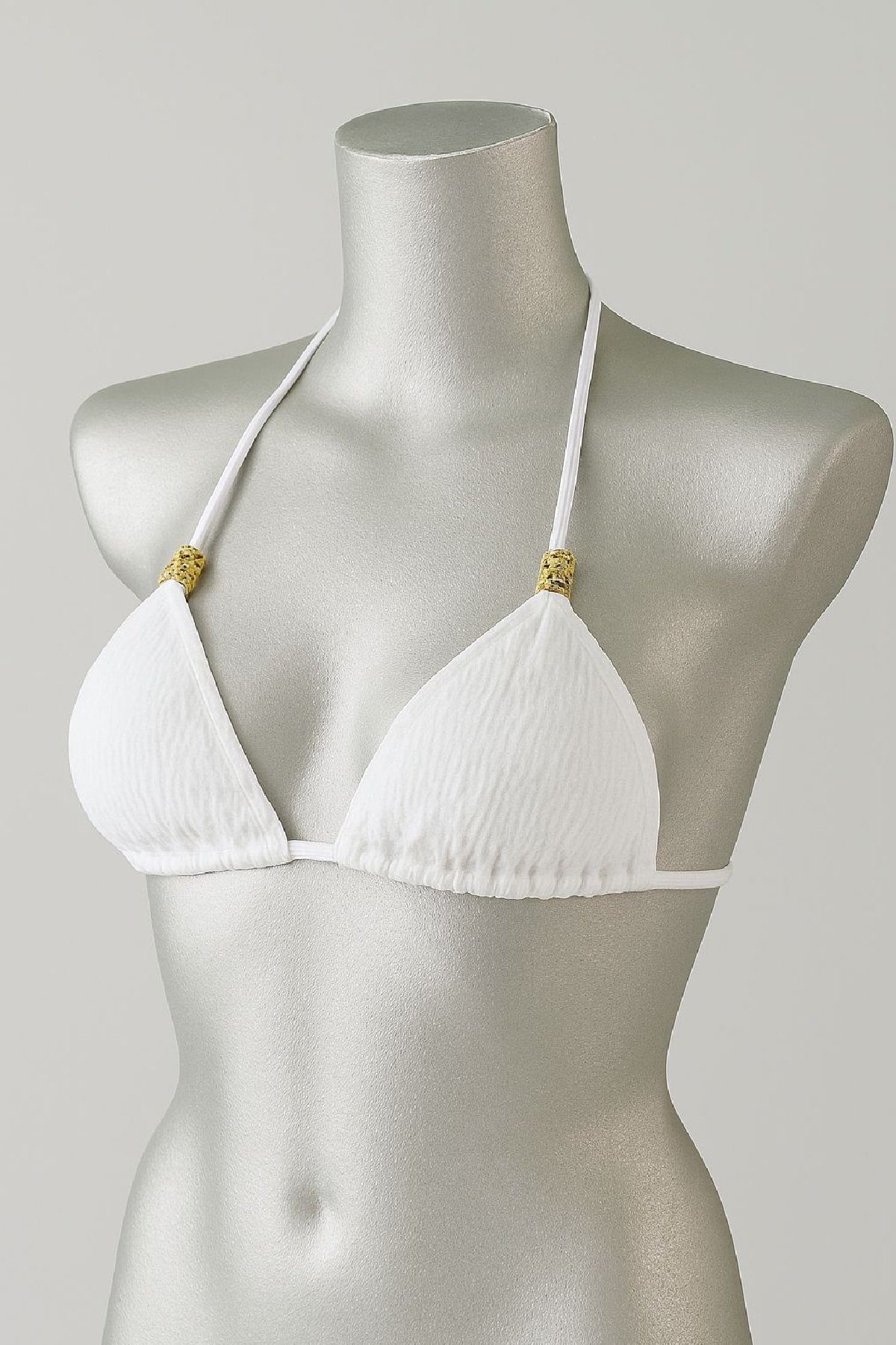 Kadın Beyaz Pedli Üçgen Bikini Üstü Halter Bağlamalı Aksesuarlı — görsel 3