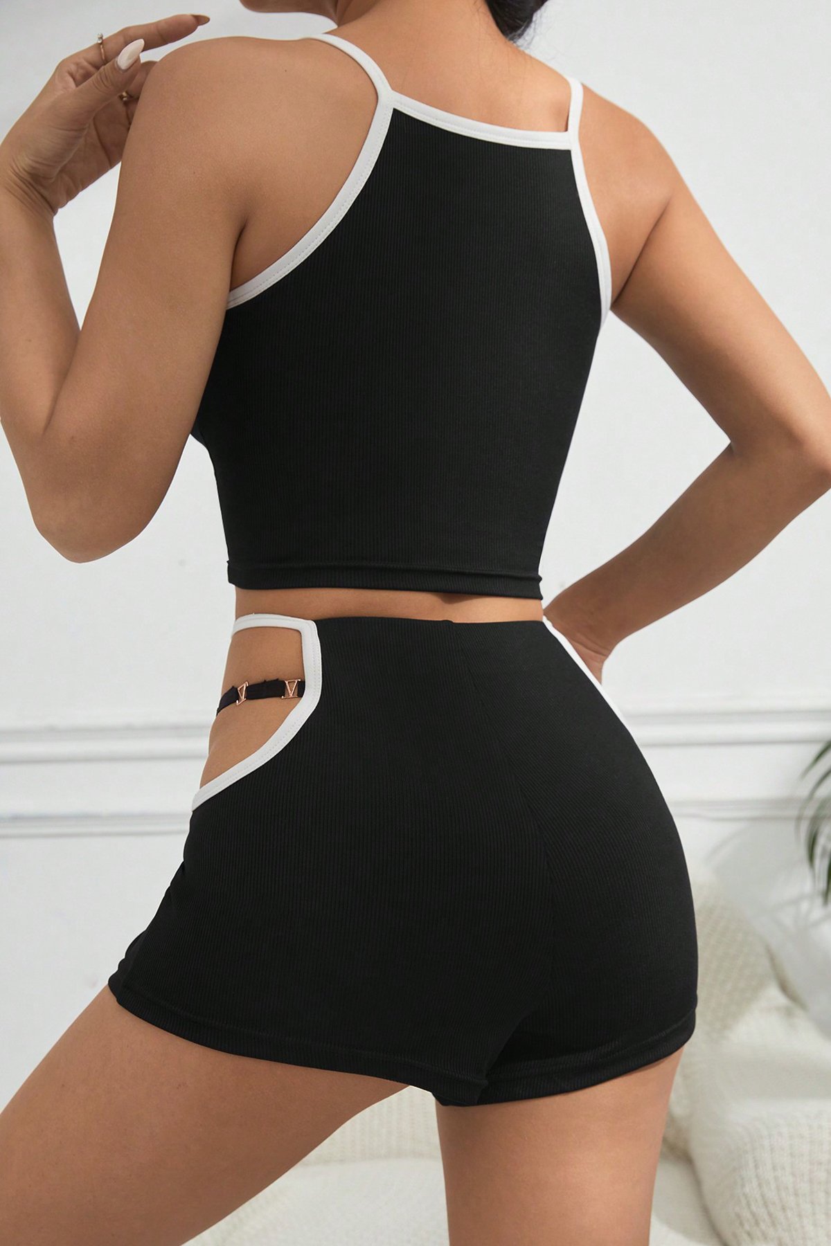 Kadın Siyah Beyaz Şortlu Cut-Out Detaylı Gecelik Takımı — görsel 3